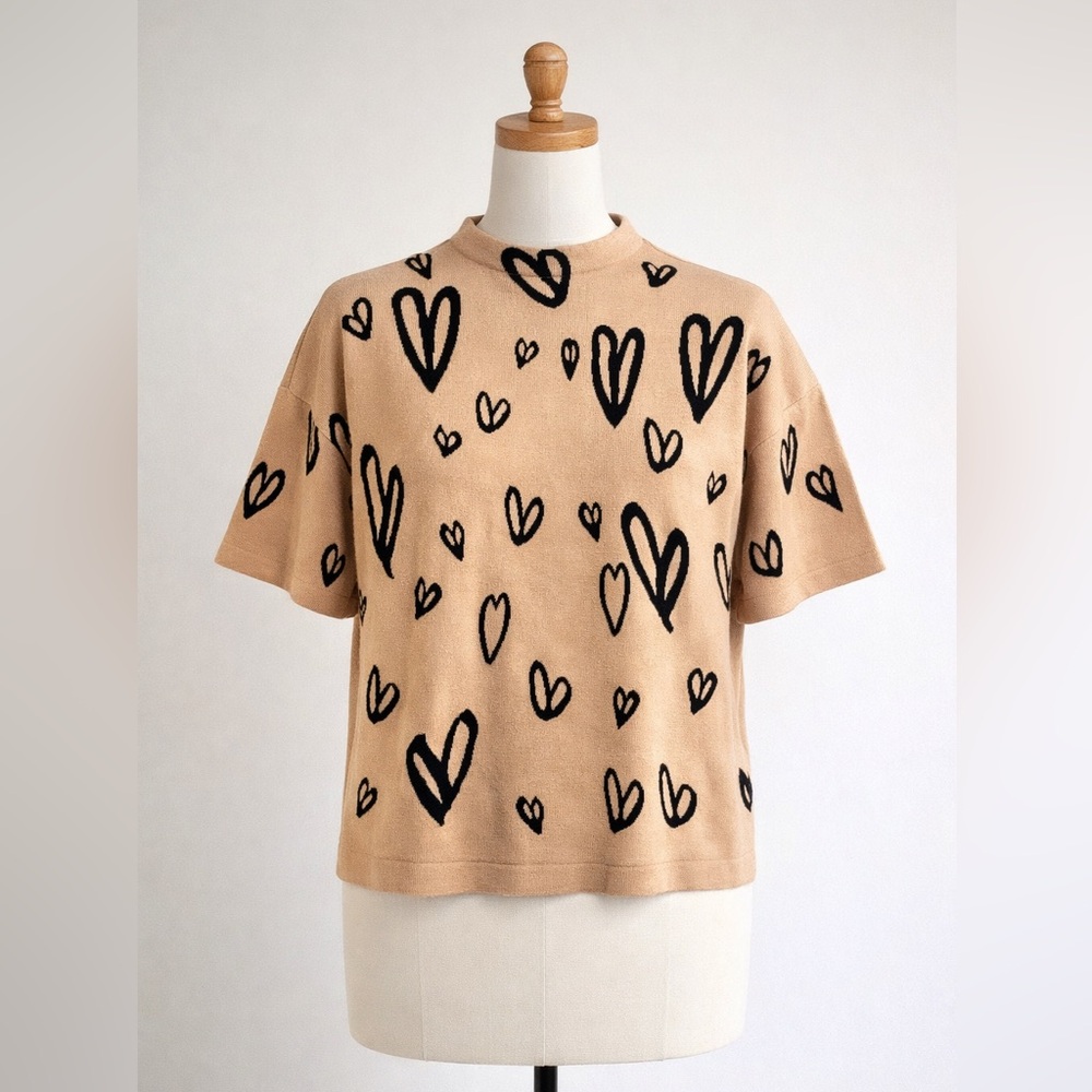 Frank Lyman Design Beige Short-Sleeve Sweater with Black Heart Print